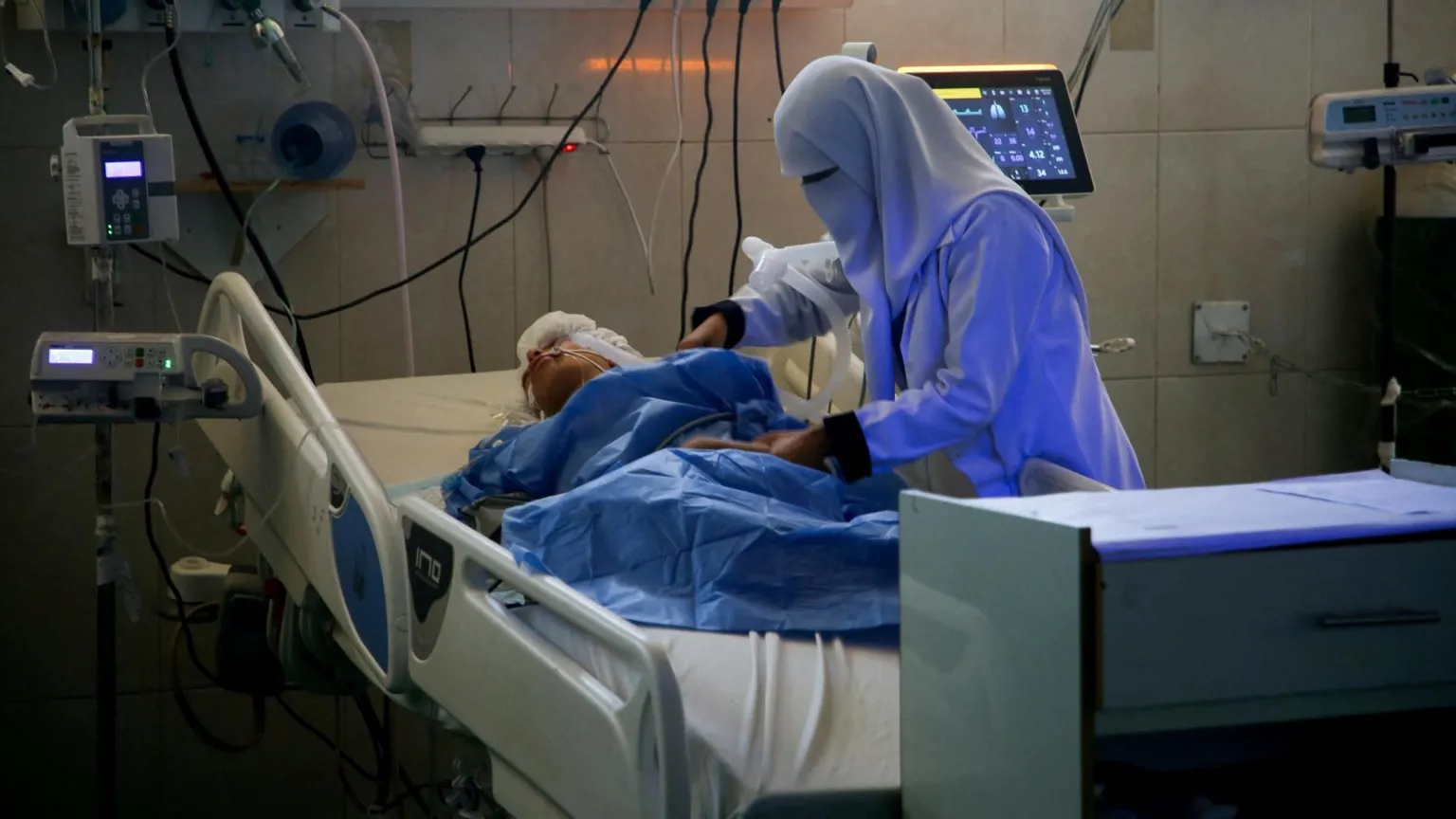 A escassez de combustível ameaça fechar serviços que salvam vidas no hospital Nasser (Foto: Reuters)