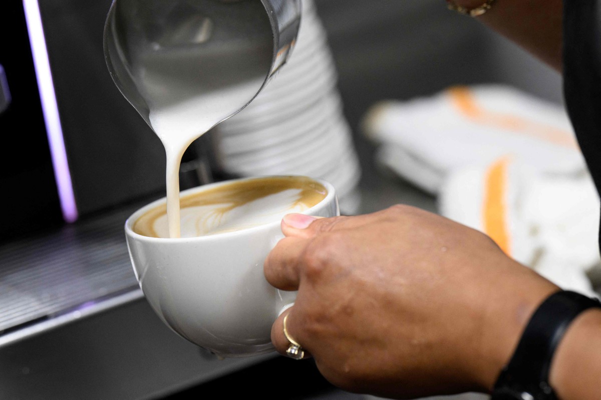 Barista prepara café leite em restaurante Washington, nos EUA (Foto: Drew Angerer/AFP)
