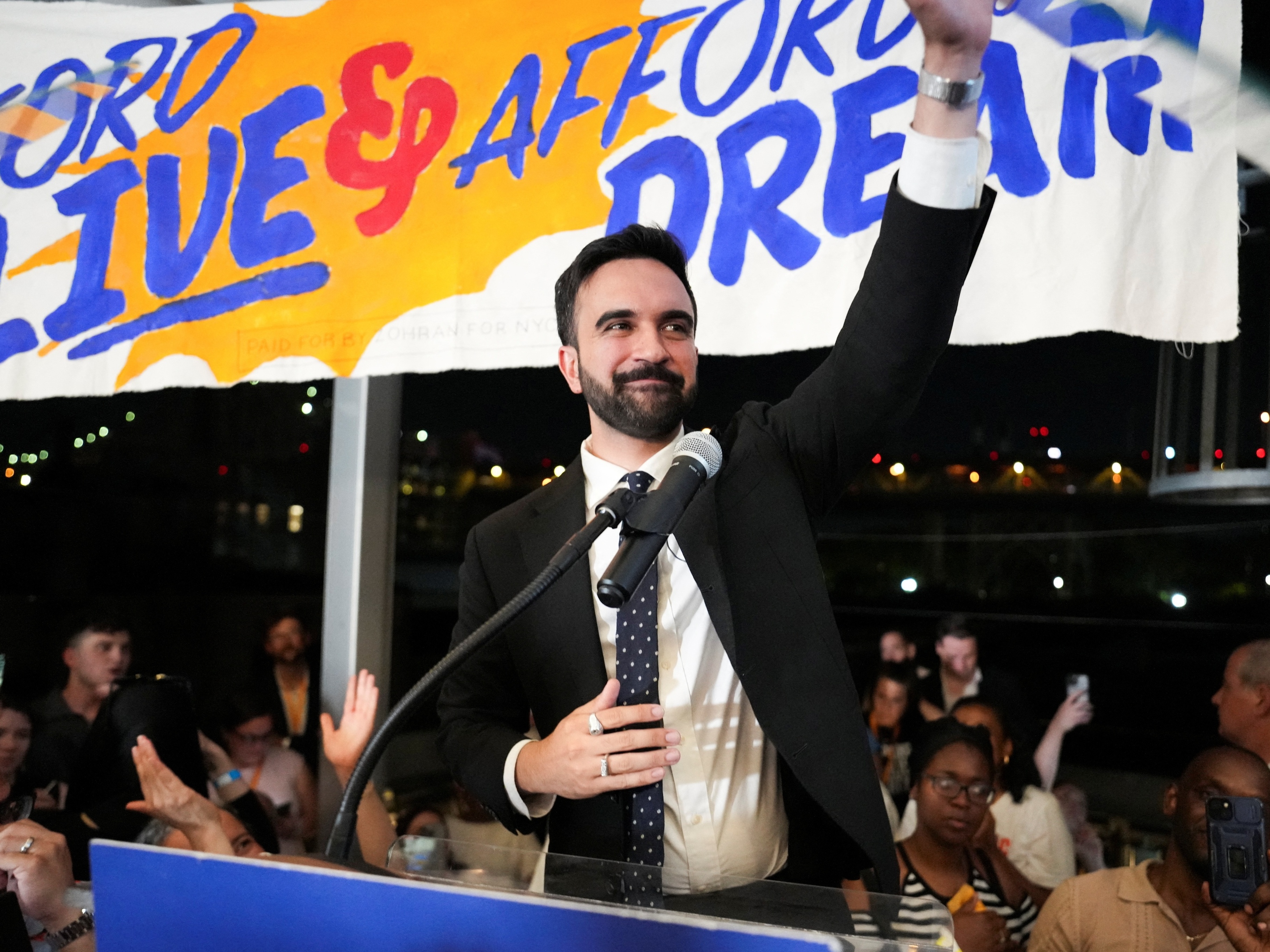 Socialista surpreende e vence primárias em Nova York, desafiando a elite democrata David 'Dee' Delgado/Reuters