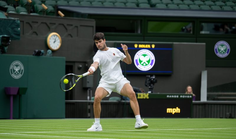 Alcaraz e Djokovic se preparam para Wimbledon em treino na quadra central Foto: Reprodução