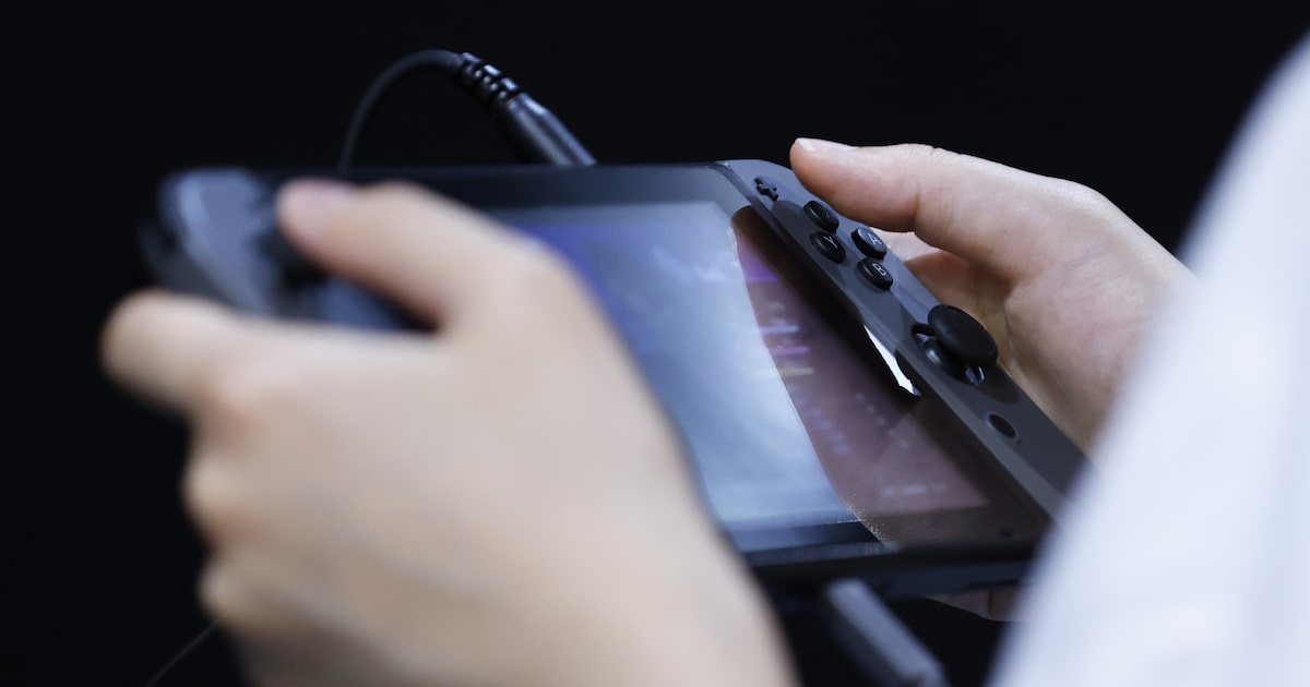 Nintendo bate recorde de vendas nos EUA com 1,6 milhão de unidades do Switch 2 O desempenho do Switch 2 ajudou a mais do que triplicar os gastos gerais com hardware de jogos nos EUA, totalizando US$ 978 milhões (Foto: Kiyoshi Ota/Bloomberg)