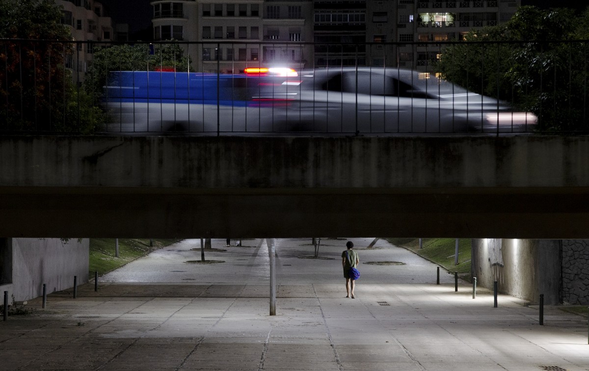 Botafogo lidera roubos de veículos na Zona Sul; confira o Mapa do Crime da região Carros passando sobre passagem subterrânea no Flamengo, um dos bairros com mais roubo de veículos na Zona Sul do Rio (Foto: Alexandre Cassiano / Agência O Globo)