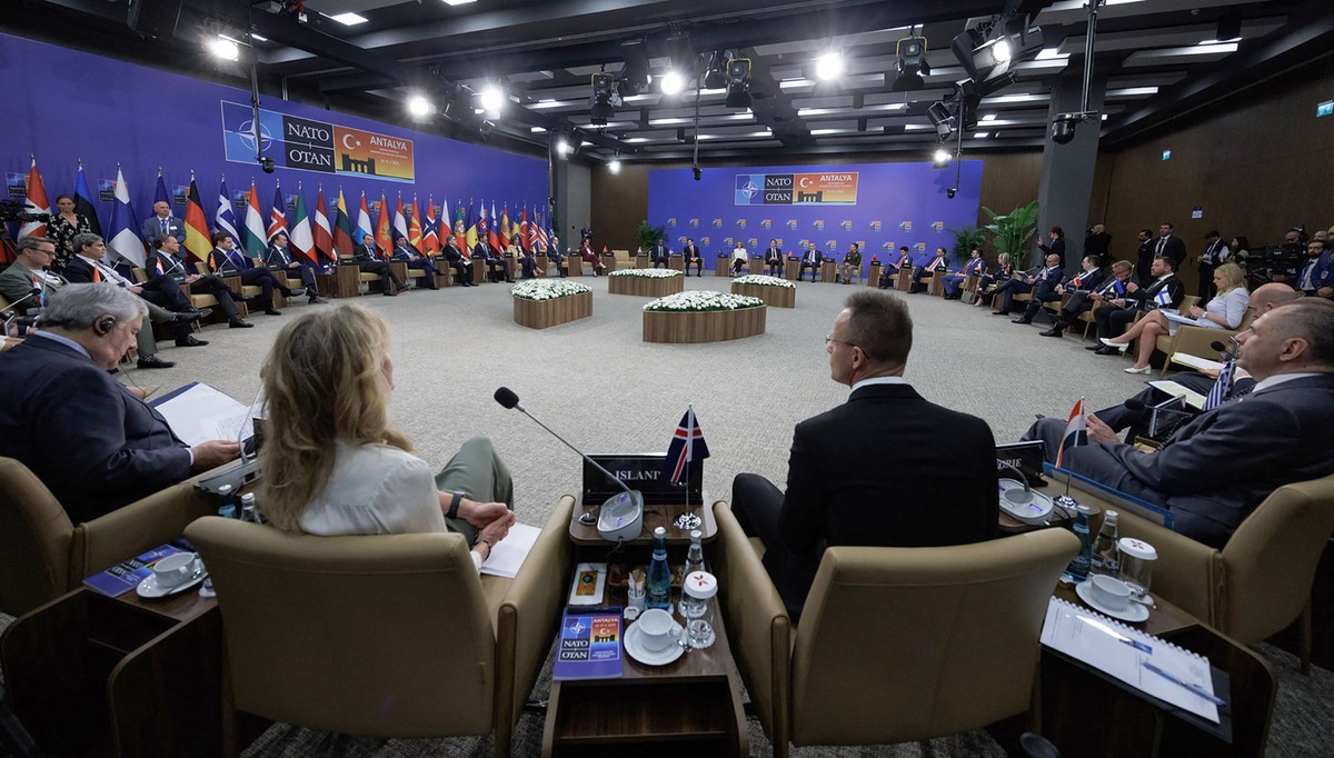 Ministros de países integrantes da Otan em reunião na Turquia nesta quinta-feira (Foto: AFP)