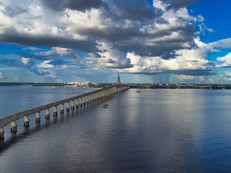 Rio Negro atinge nível crítico de inundação severa em Manaus Ponte sobre o rio Negro (Foto: Ivo Brasil, CC0, via Wikimedia Commons)