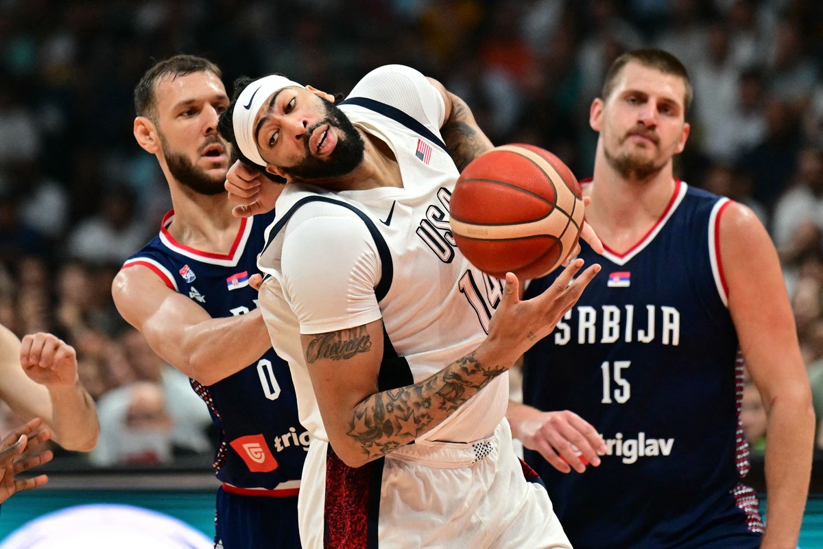 Anthony Davis tenta fugir de marcação sérvia (Foto: Giuseppe CACACE / AFP)