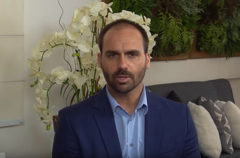 Eduardo Bolsonaro critica Moraes e sugere que STF pode resolver tarifas dos EUA Foto: Reprodução