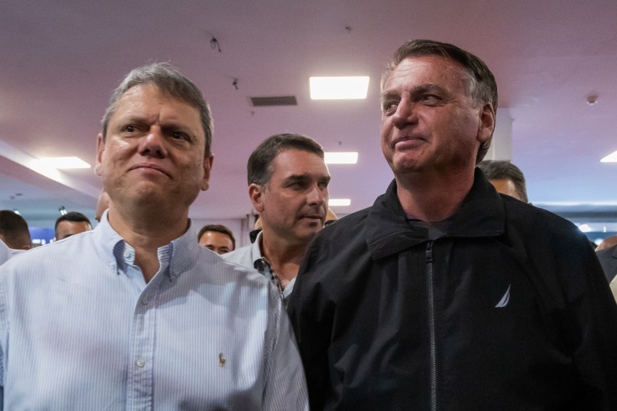 Governador de São Paulo, Tarcísio de Freitas, e o ex-presidente Jair Bolsonaro — Foto: Edilson Dantas/Agência O Globo/11-03-2023