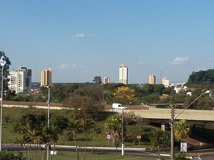 Ex-militar é morto após ser obrigado a ingerir ácido durante assalto em SP Tiago Augusto Nicolau, de 30 anos, foi obrigado a tomar ácido durante assalto, em Leme (acima), no interior de São Paulo (Foto: LucasSP/Wikimedia Commons)
