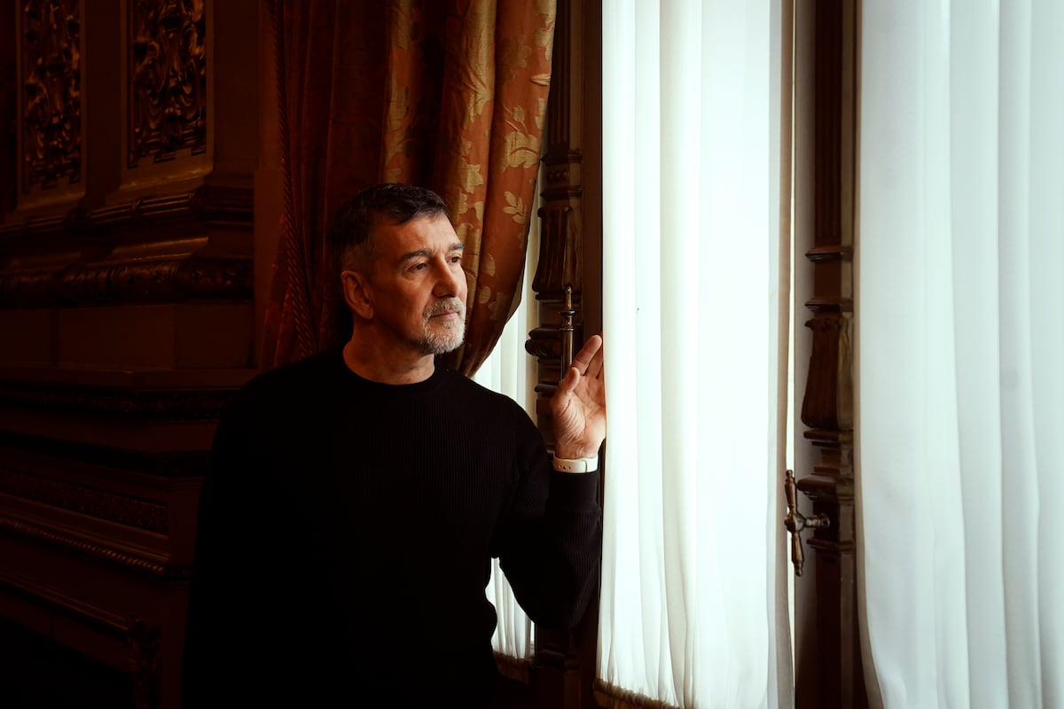 Bailarinos de destaque abandonam Argentina em busca de melhores oportunidades O bailarín, diretor e maestro de ballet argentino Julio Bocca, posa no Teatro Colón. (Foto: MARIANA NEDELCU)