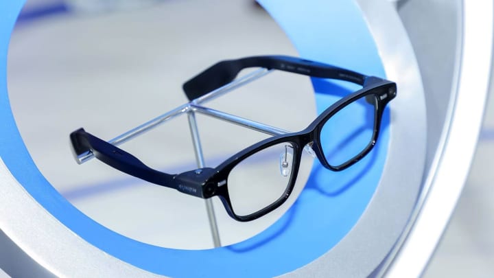 Os óculos inteligentes Quark AI, anunciados pela Alibaba, são a primeira incursão da empresa na categoria de produtos de óculos inteligentes, impulsionados por seus modelos de IA. (Foto: Alibaba)