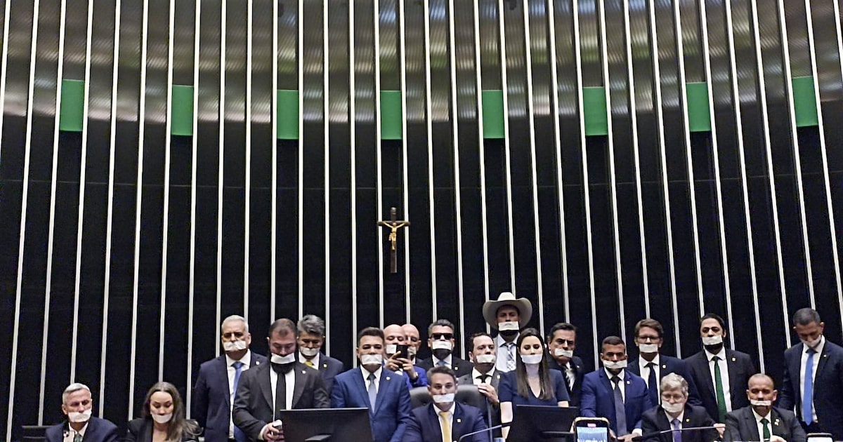 Deputados ocupam Mesa Diretora com esparadrapo na boca (Foto: Levy Teles/Estadão)