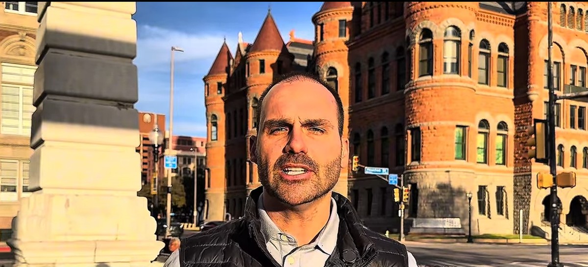 Oposição busca preservar mandato de Eduardo Bolsonaro com licença de 240 dias Eduardo Bolsonaro anuncia que pedirá licença do cargo de deputado e ficará nos Estados Unidos (Foto: Reprodução/Youtube)