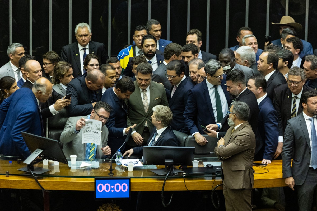 Motim de bolsonaristas que impediu Hugo Motta de ocupar a cadeira da presidência da Câmara só terminou com acordo para votar fim do foro privilegiado (Foto: Brenno Carvalho / Agência O Globo)