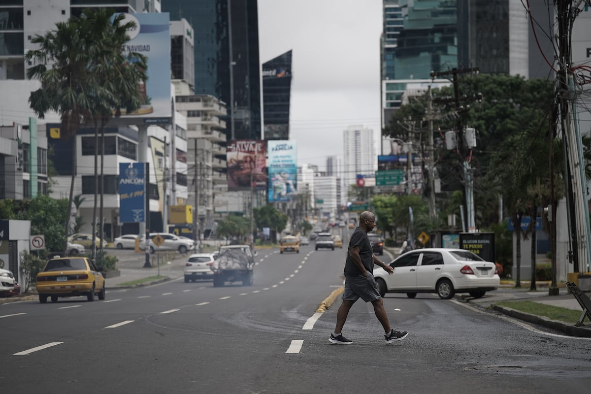 Caminhos para o desenvolvimento sustentável na América Latina em tempos de crise Um peatón en el distrito financiero de Panamá, el 29 de diciembre de 2024. (Foto: Mauricio Valenzuela/Bloomberg)