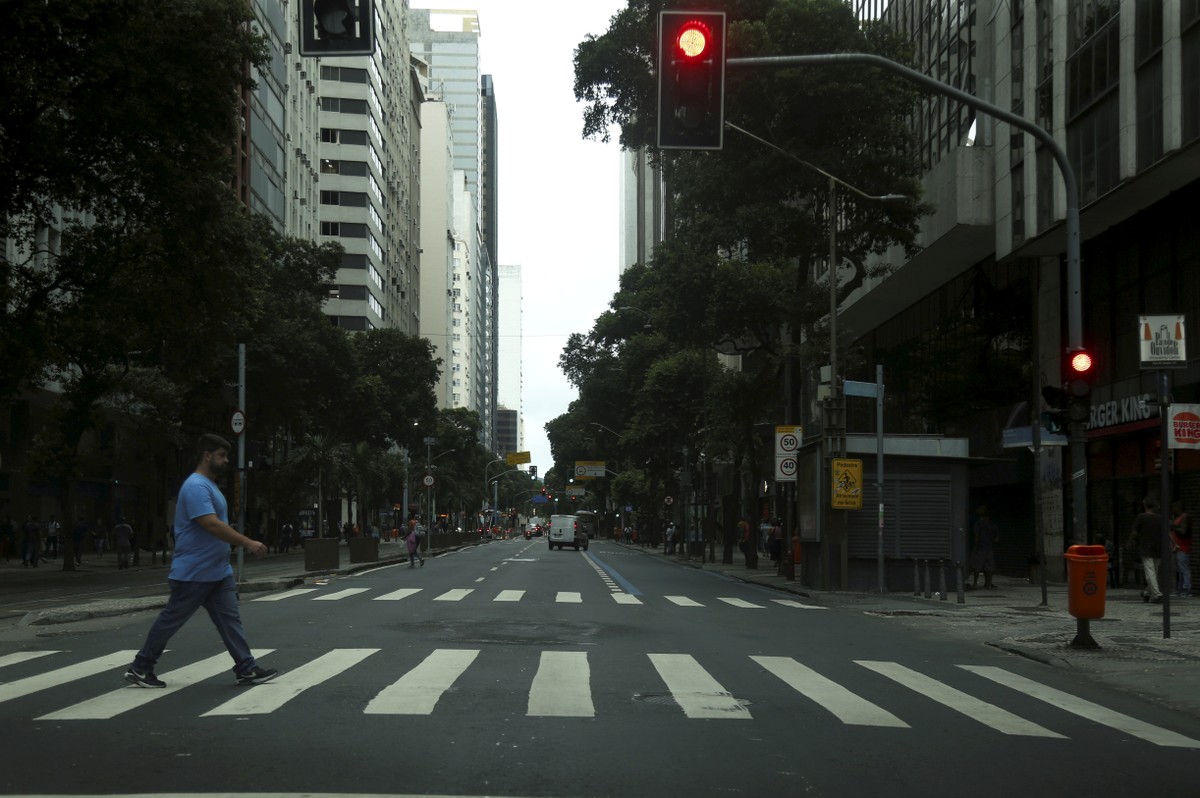 Centro do Rio se transforma em desafio noturno para os aventureiros A movimentada Avenida Rio Branco, quase vazia no começo da manhã (Foto: Fabiano Rocha)