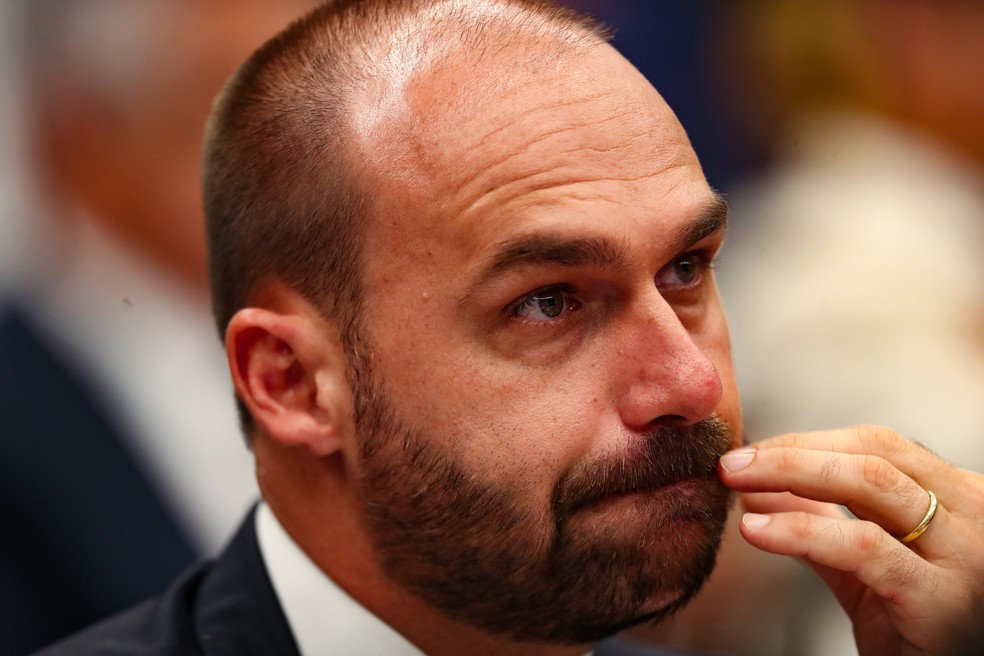 Eduardo Bolsonaro enfrenta risco de prisão ao retornar ao Brasil Foto de arquivo de 28/03/2023 do deputado federal Eduardo Bolsonaro (PL- SP) em sessão da Comissão de Constituição e Justiça e de Cidadania (CCJC) da Câmara dos Deputados, em Brasília (DF). (Foto: WILTON JUNIOR/ESTADÃO CONTEÚDO)