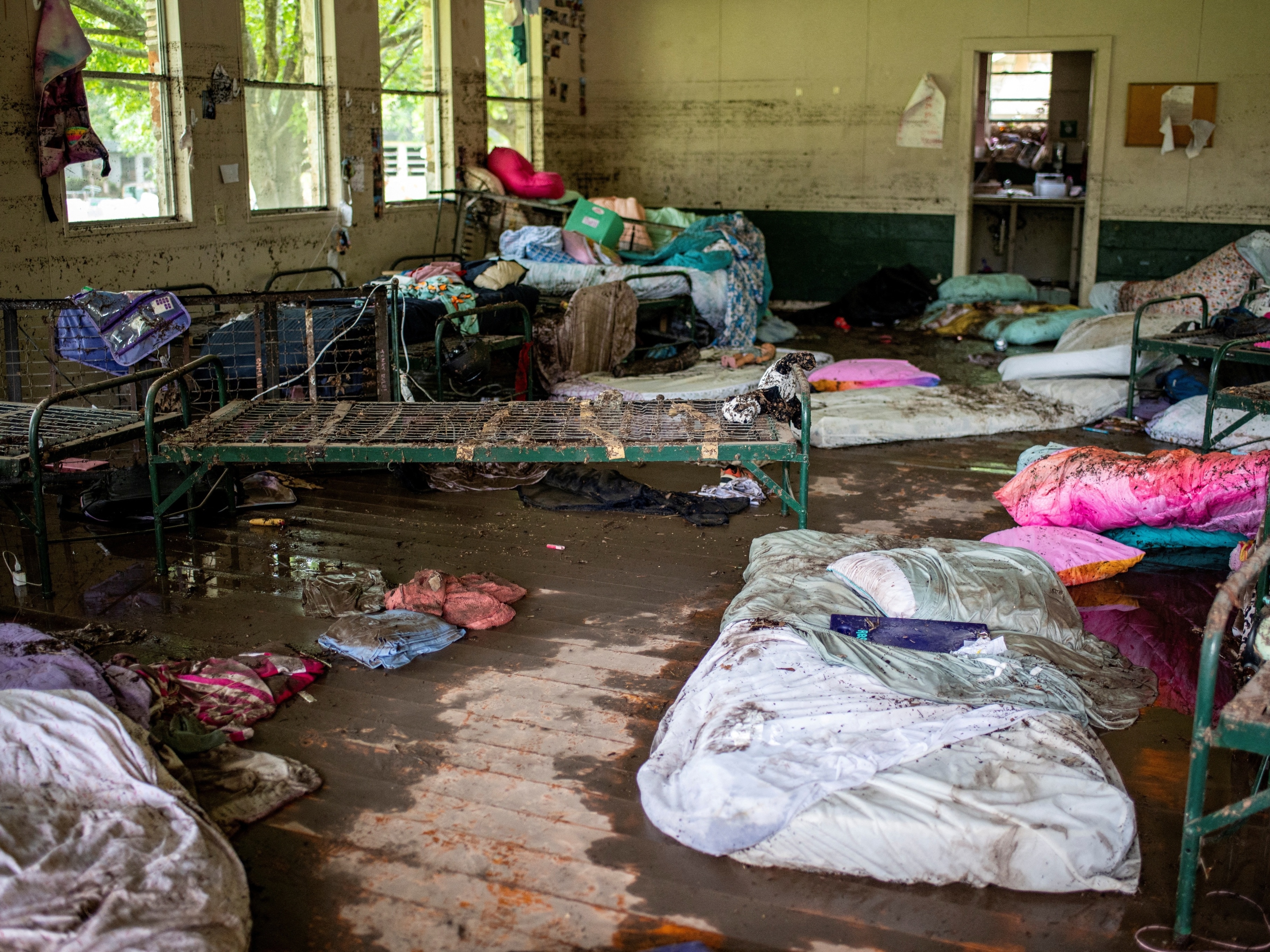 Diretor atrasa evacuação e 27 pessoas morrem em acampamento no Texas Cabana do acampamento de férias Camp Mystic após ser invadida por lama. Colônia de férias fica à beira do rio Guadalupe, que transbordou nas chuvas que atingiram o Texas (Foto: Sergio Flores/Reuter)