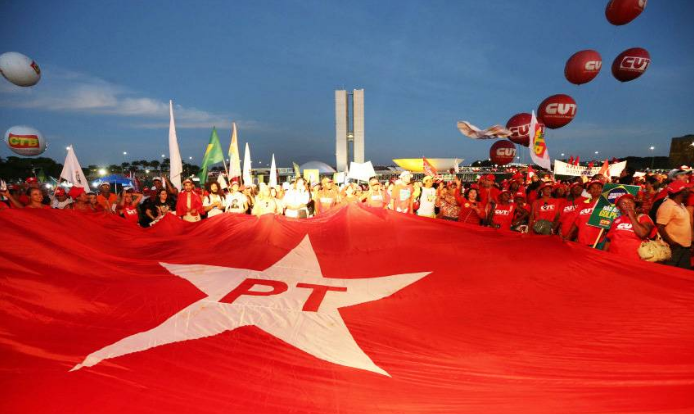 Eleições do PT seguem indefinidas em sete estados brasileiros Bandeira do PT, durante ato do partido em Brasília (Foto: PT/Reprodução)