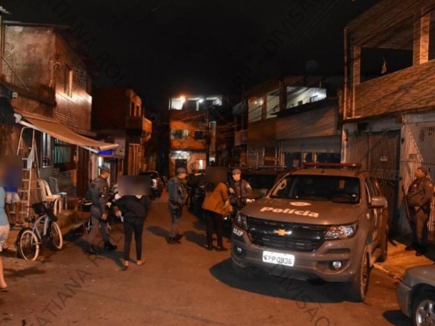 Justiça absolve PMs na Operação Escudo após MP citar 'tiro de confere' Local da morte de Wellington Gomes da Silva preservado pela PM, no Guarujá, na Operação Escudo (Foto: Reprodução/TJ-SP)