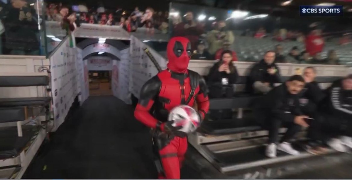 Deadpool participa de amistoso do Wrexham e entrega bola da partida Deadpool entrega bola da partida do Wrexham (Foto: Reprodução/CBS Sports)
