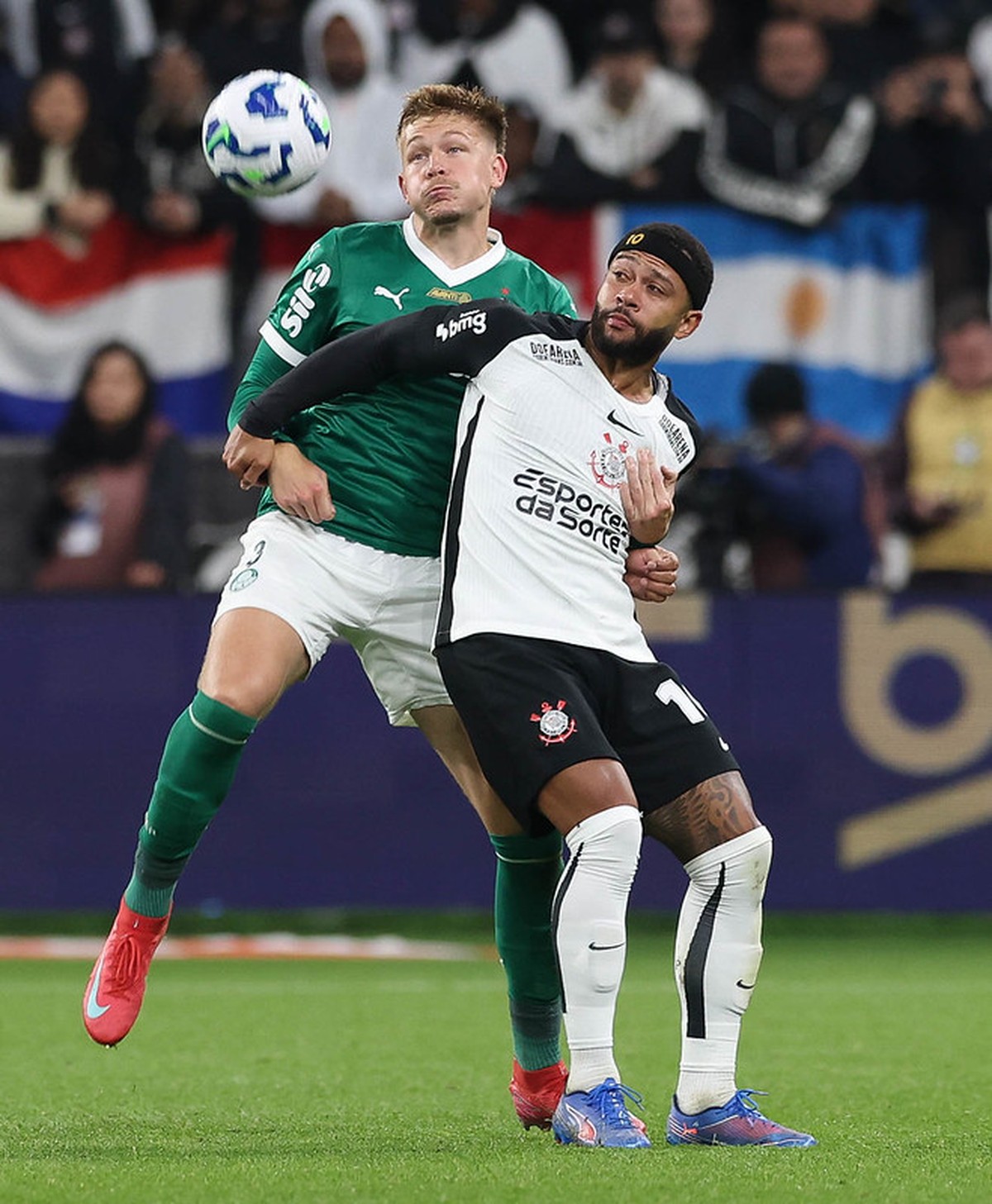 Memphis provoca diretoria do Corinthians ao comemorar gol com ironia Memphis em ação contra o Palmeiras (Foto: Divulgação)