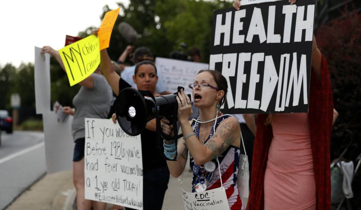 Medicina em colapso: como decisões erradas podem prejudicar a saúde pública Activistas antivacunas frente ao Centro de Controle de Enfermedades de Estados Unidos (Foto: John Bazemore)