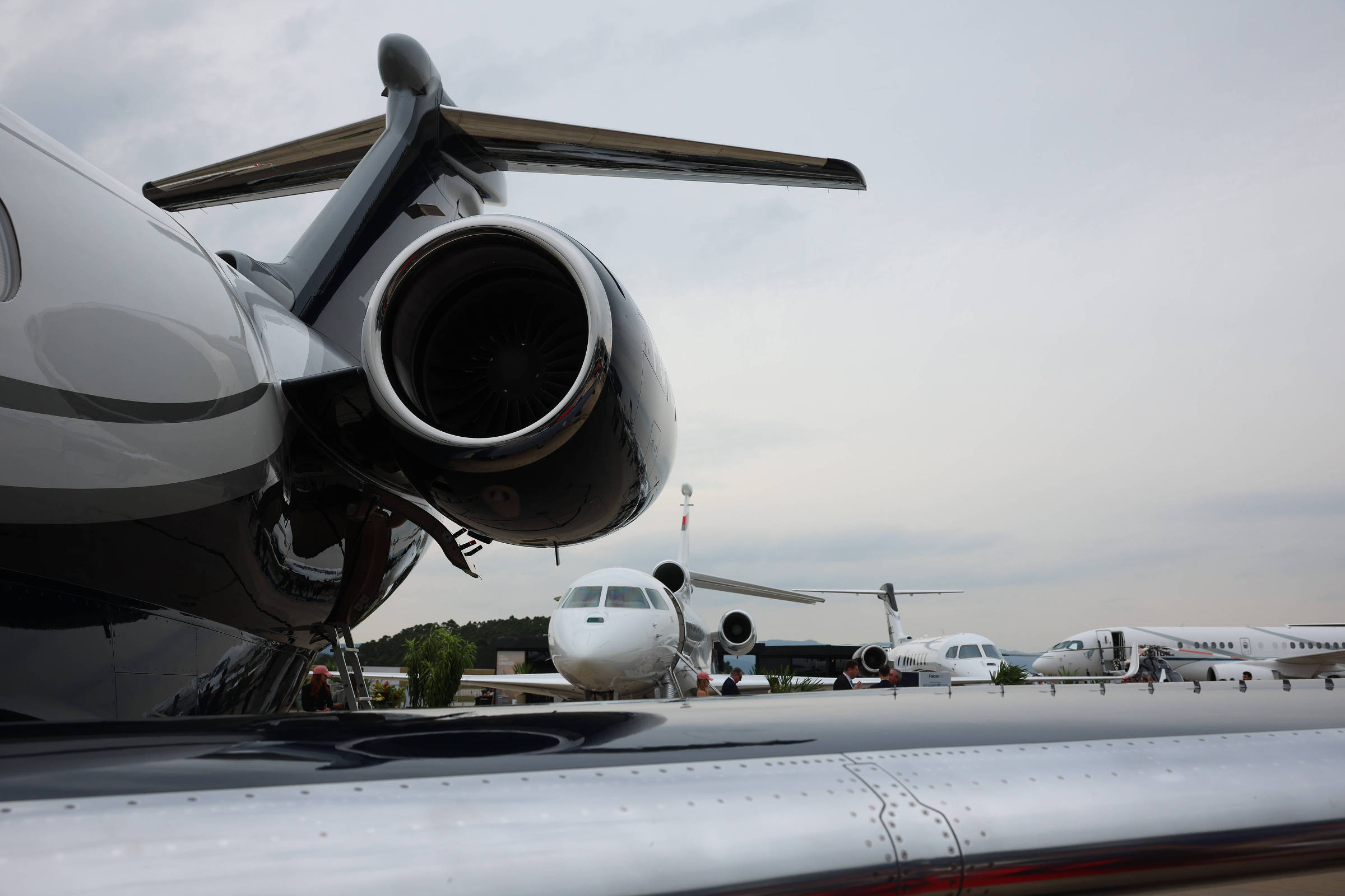 Oito países buscam implementar impostos sobre jatos privados e voos executivos Aviões em exposição no Catarina Aviation Show, em São Roque, interior de SP (Foto: Zanone Fraissat - 5.jun.2025/Folhapress)