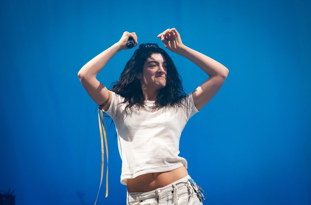 Lorde conquista quarto álbum número um no ARIA com 'Virgin' Lorde manteve sua sequência perfeita na parada de álbuns da ARIA, com Virgin estreando em 1º lugar esta semana (parada datada de 4 de julho). (Foto: Reprodução)