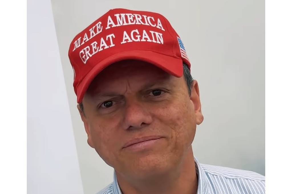 Tarcísio de Freitas com boné MAGA (Make América Great Again) em apoio a Donald Trump (Foto: @tarcisiogdf)