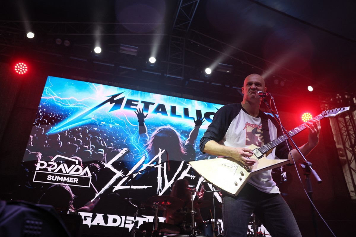 Dark Secret Love, banda cover de metal, faz show em Moscou: bandas cover ganham mais popularidade na Rússia com grupos ocidentais se recusando a tocar no país (Foto: Olesya KURPYAYEVA / AFP)