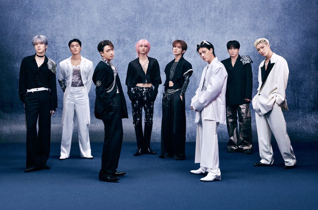 ATEEZ lança coleção oficial de produtos para a turnê 'In Your Fantasy' na Amazon A ATEEZ e a Amazon Music se uniram para o lançamento de produtos oficiais da turnê do grupo K-pop, que incluem lightsticks prontos para a turnê e moletons. (Foto: Reprodução)