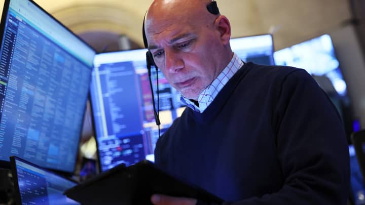 Traders trabalham no pregão da Bolsa de Valores de Nova York durante o pregão matutino em 7 de abril de 2025, na cidade de Nova York. (Foto: Michael M. Santiago | Getty Images)