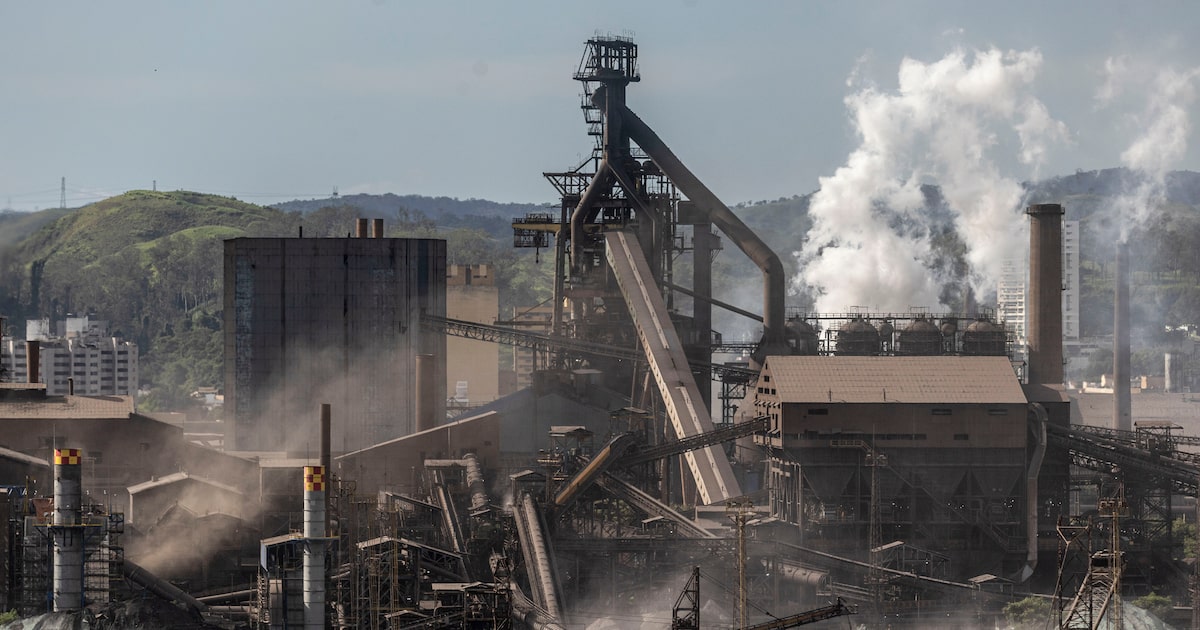 Tarifas impulsionam fusões e aquisições no setor siderúrgico brasileiro Complexo fabril da CSN: primeiro 'tarifaço' dos EUA sobre o aço brasileiro contribuiu para movimento de M&A no setor siderúrgico, segundo estudo da A&M - (Foto: Bloomberg/Dado Galdieri)