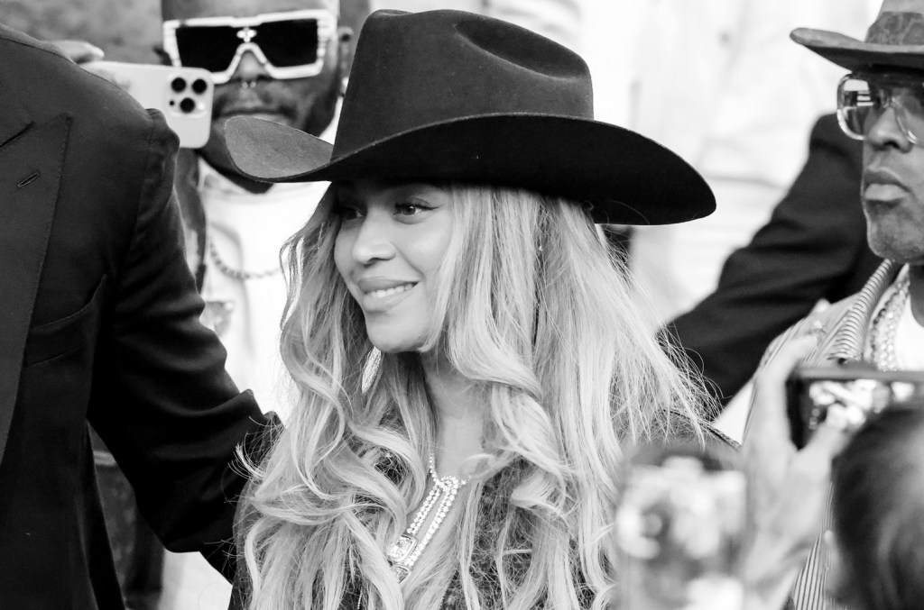 Beyoncé lidou com o problema técnico de seu carro voador durante sua recente parada na Cowboy Carter Tour como uma profissional, e está levando na esportiva com uma música perfeita. (Foto: Reprodução)