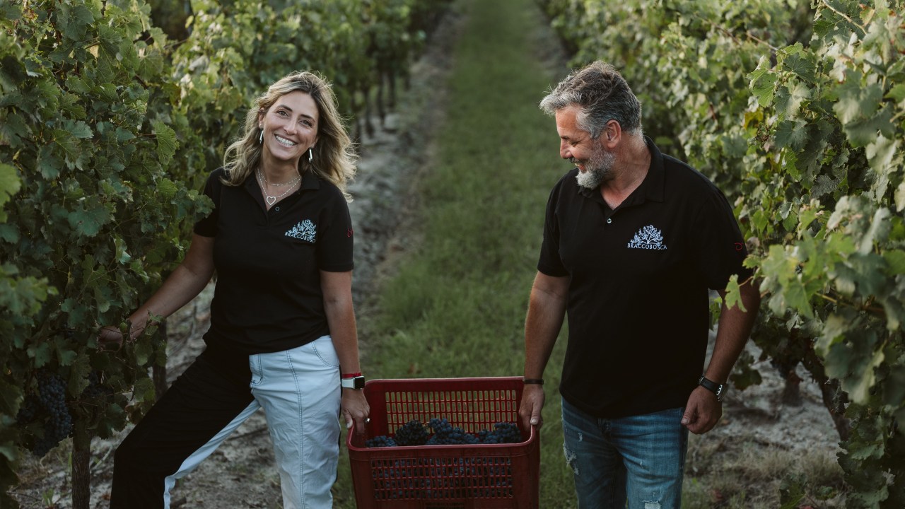 Fabiana Bracco, à esquerda, diretora da vinícola: projeto destaca processo de criação do vinho (Foto: Bracco Bosca/Divulgação)