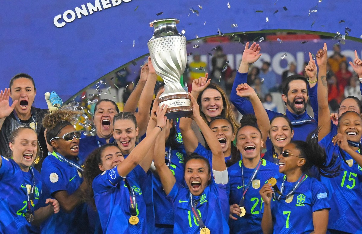 Marta levanta a taça de campeã da Copa América de futebol feminino (Foto: AFP)