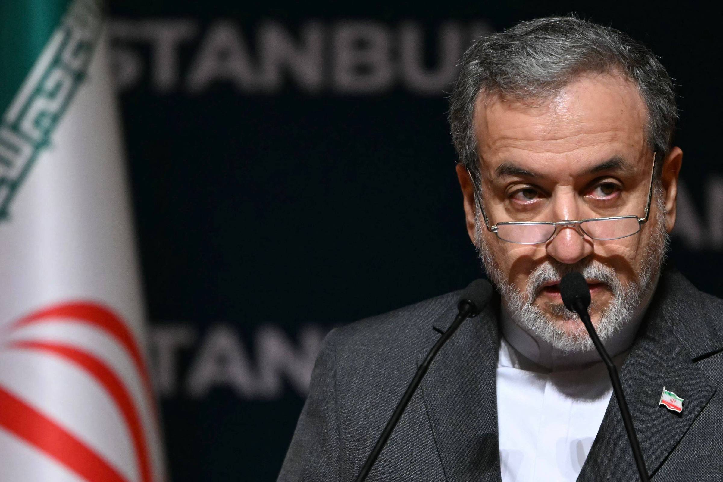 Irã descarta retomada de negociações com os EUA, afirma chanceler do país Chanceler do Irã, Abbas Araghchi, durante entrevista coletiva no Conselho de Ministros das Relações Exteriores da OCI (Organização para a Cooperação Islâmica) (Foto: Ozan Kose - 22.jun.2025/AFP)