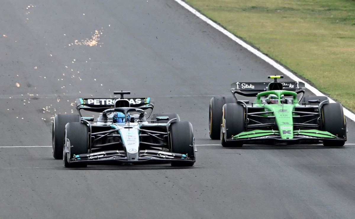 George Russel, da Mercedes, e Gabriel Bortoleto, da Sauber (verde), durante o GP da Hungria (Foto: Attila KISBENEDEK / AFP)