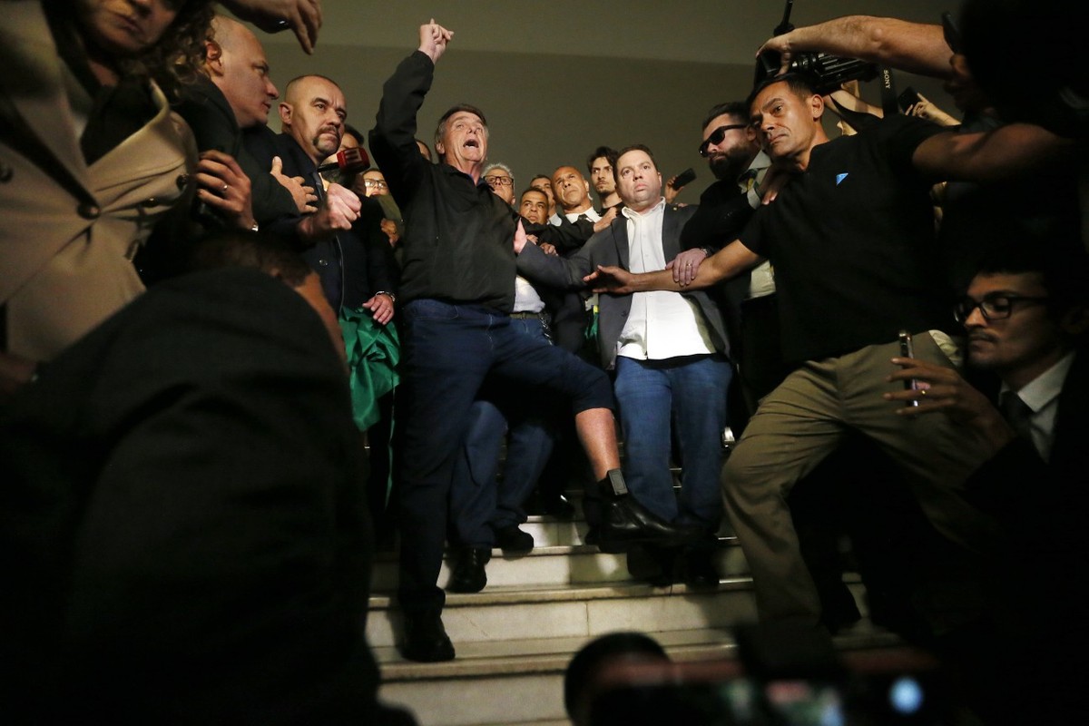 Moraes determina medidas contra Bolsonaro em nova decisão judicial Bolsonaro exibe tornozaleira eletrônica ao lado de aliados no Congresso (Foto: Cristiano Mariz/Agência O Globo)