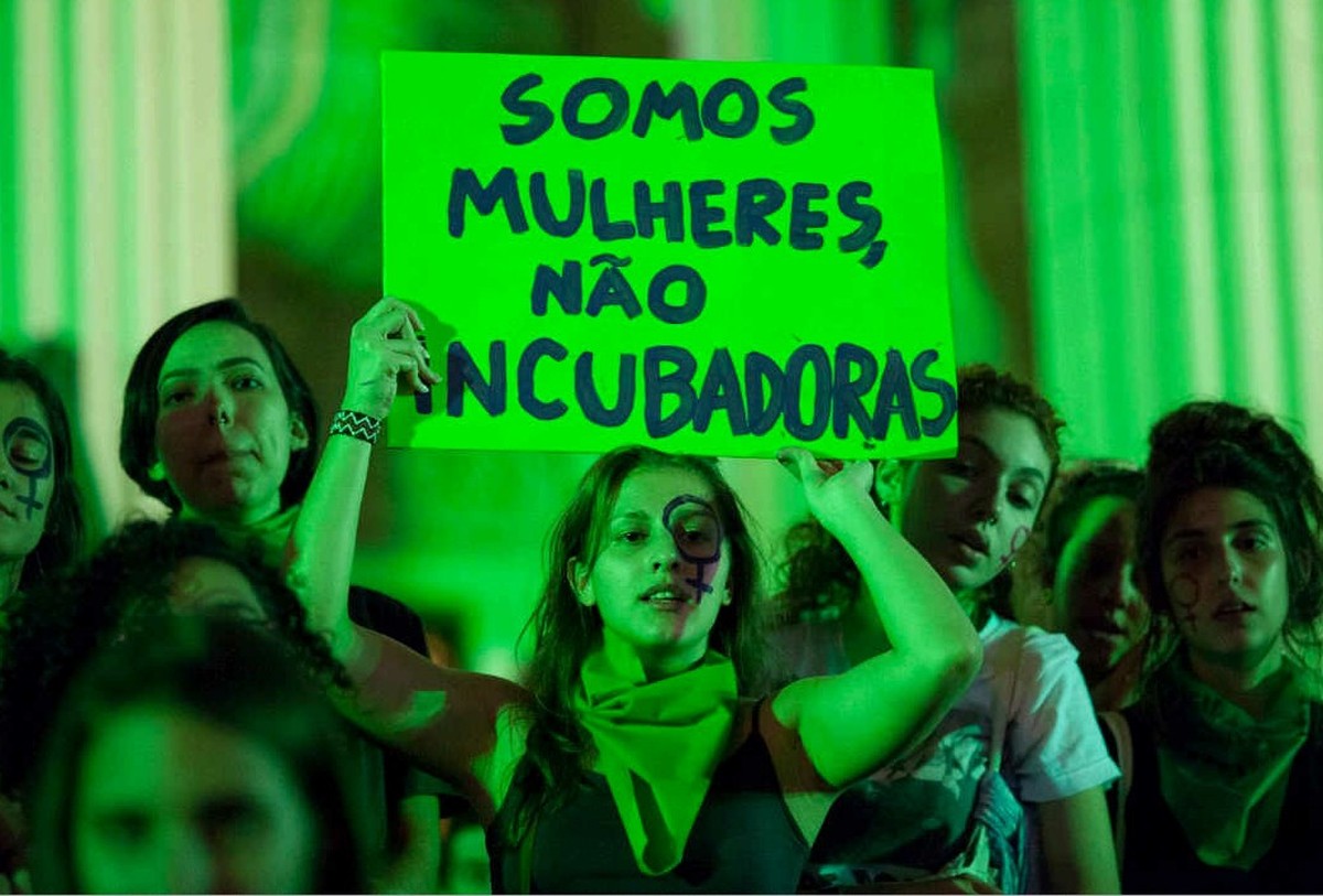 Lei obriga que unidades de saúde do município coloquem cartazes desestimulando o aborto (Foto: PR)