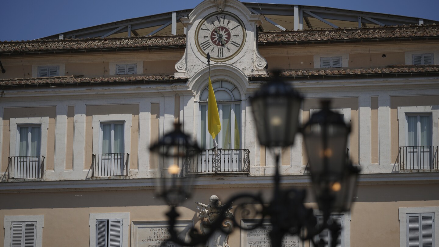 Uma vista do Palácio Apostólico, um retiro de verão histórico para os papas na cidade à beira do lago de Castel Gandolfo, a cerca de 30 quilômetros a sudeste de Roma, onde o Papa Leão XIV passará um curto período de descanso, é vista na quarta-feira, 2 de julho de 2025. (Foto: AP Photo/Andrew Medichini)