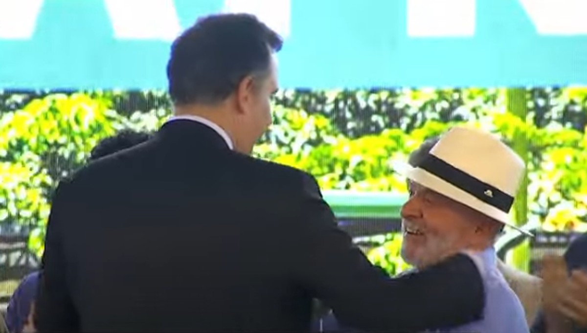 Pacheco agradece apoio do PT de Minas para sua candidatura ao governo estadual Rodrigo Pacheco e Lula durante evento em Minas (Foto: Reprodução)