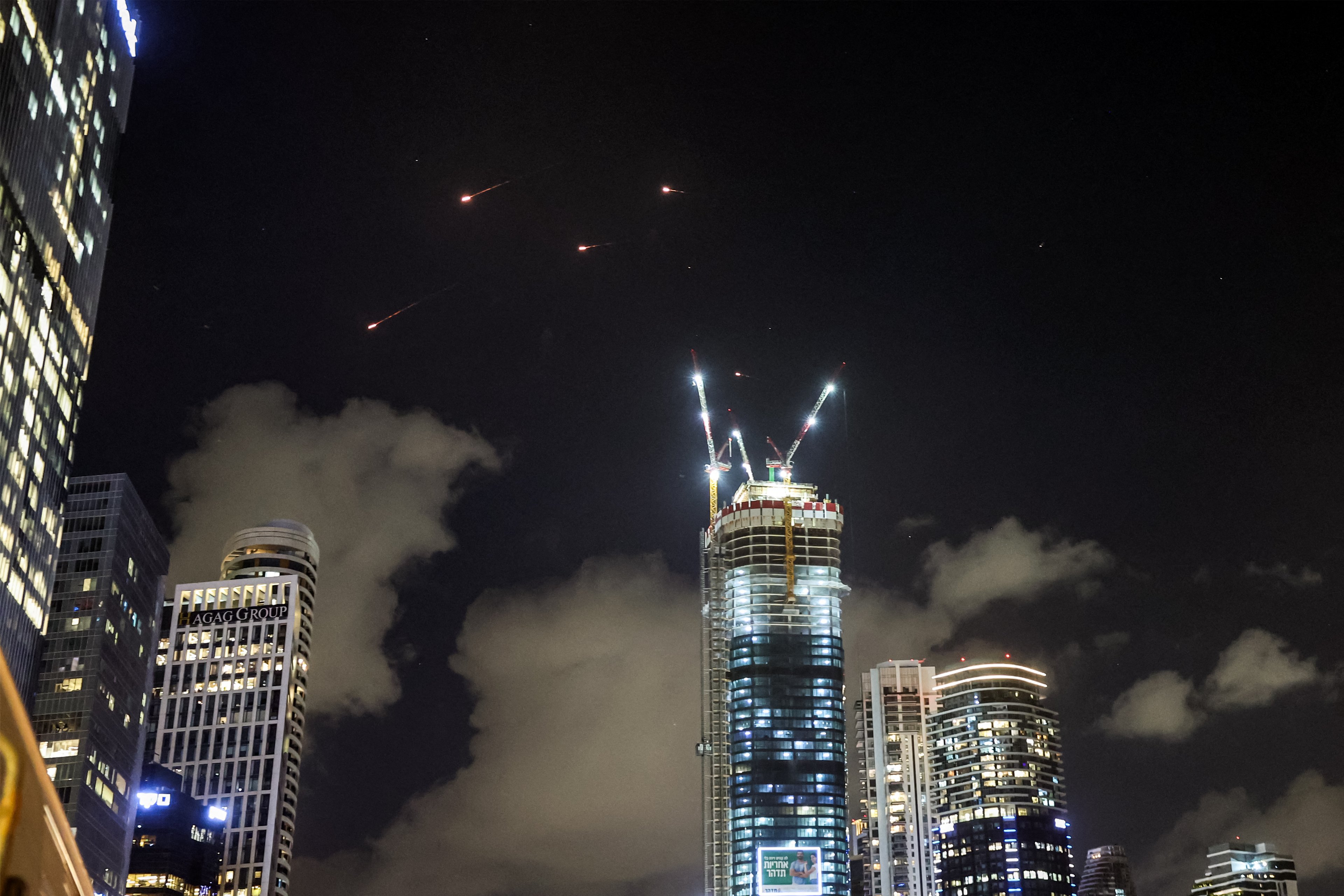 Ações de defesa enfrentam queda enquanto fabricantes de portas e janelas prosperam A guerra tem feito preço sim no mercado - mas pelo viés da reconstrução, não da destruição (Foto: JACK GUEZ / AFP/AFP)