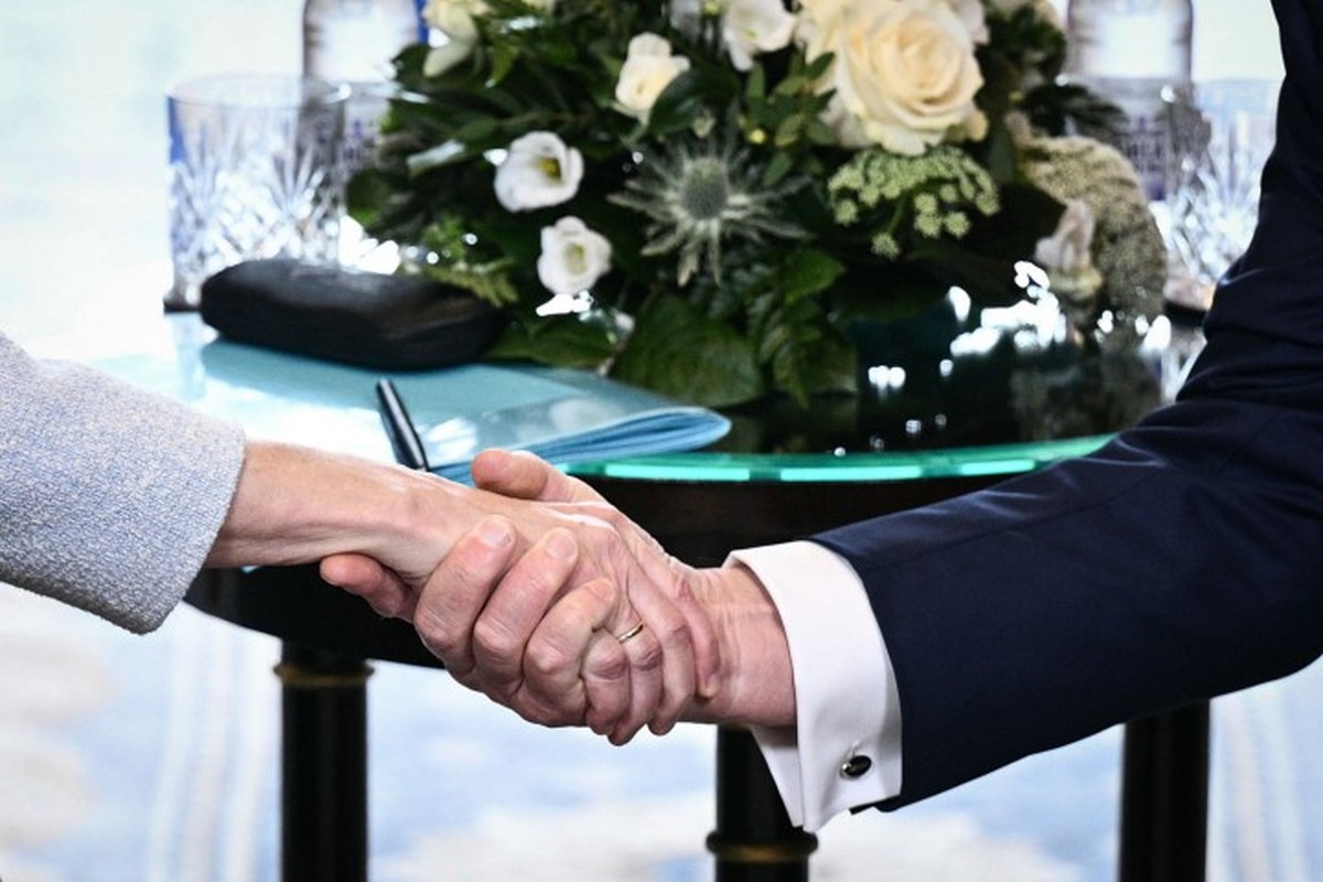 Ursula van der Leyen e Trump apertam as mãos na Escócia (Foto: AFP)