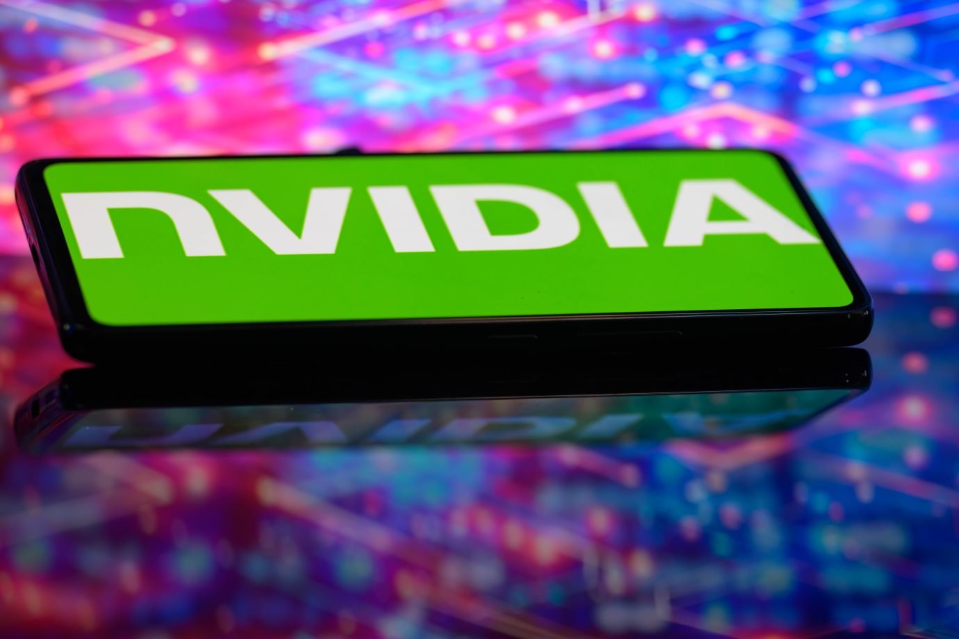 Após a revogação da proibição de exportações, a demanda chinesa motivou encomenda da Nvidia à TSMC por mais 300 mil chips H20 (Foto: Jonathan Raa/NurPhoto/Getty Images)