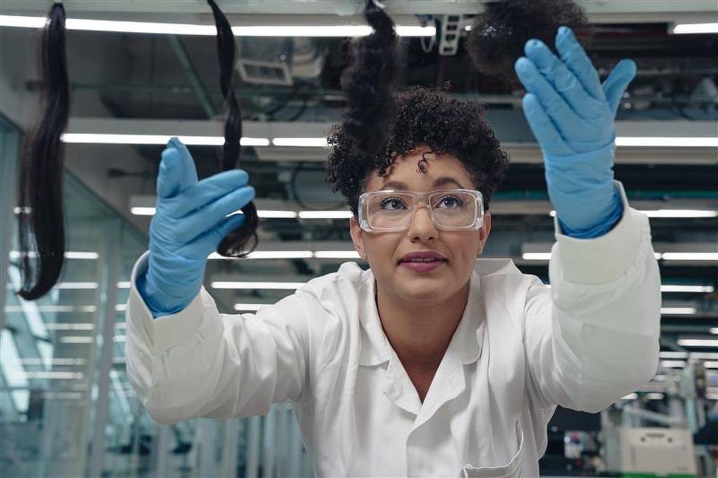 Cientista trabalha em pesquisa e desenvolvimento de produtos no Grupo L'Oréal (Foto: Divulgação/Grupo L'Oréal)