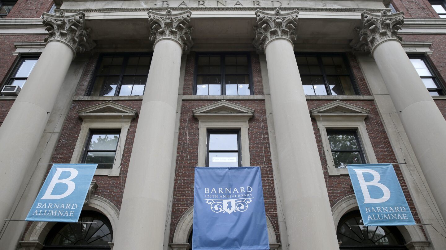 Banners pendurados em um prédio do Barnard College, 28 de maio de 2015, em Nova York. (Foto: AP Photo/Seth Wenig, File)