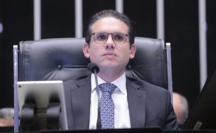 Hugo Motta ignora detalhes importantes ao defender o 'tratoraço' sobre o IOF Presidente da Câmara, deputado Hugo Motta (Republicanos-PB). (Foto: Bruno Spada/Câmara dos Deputados)