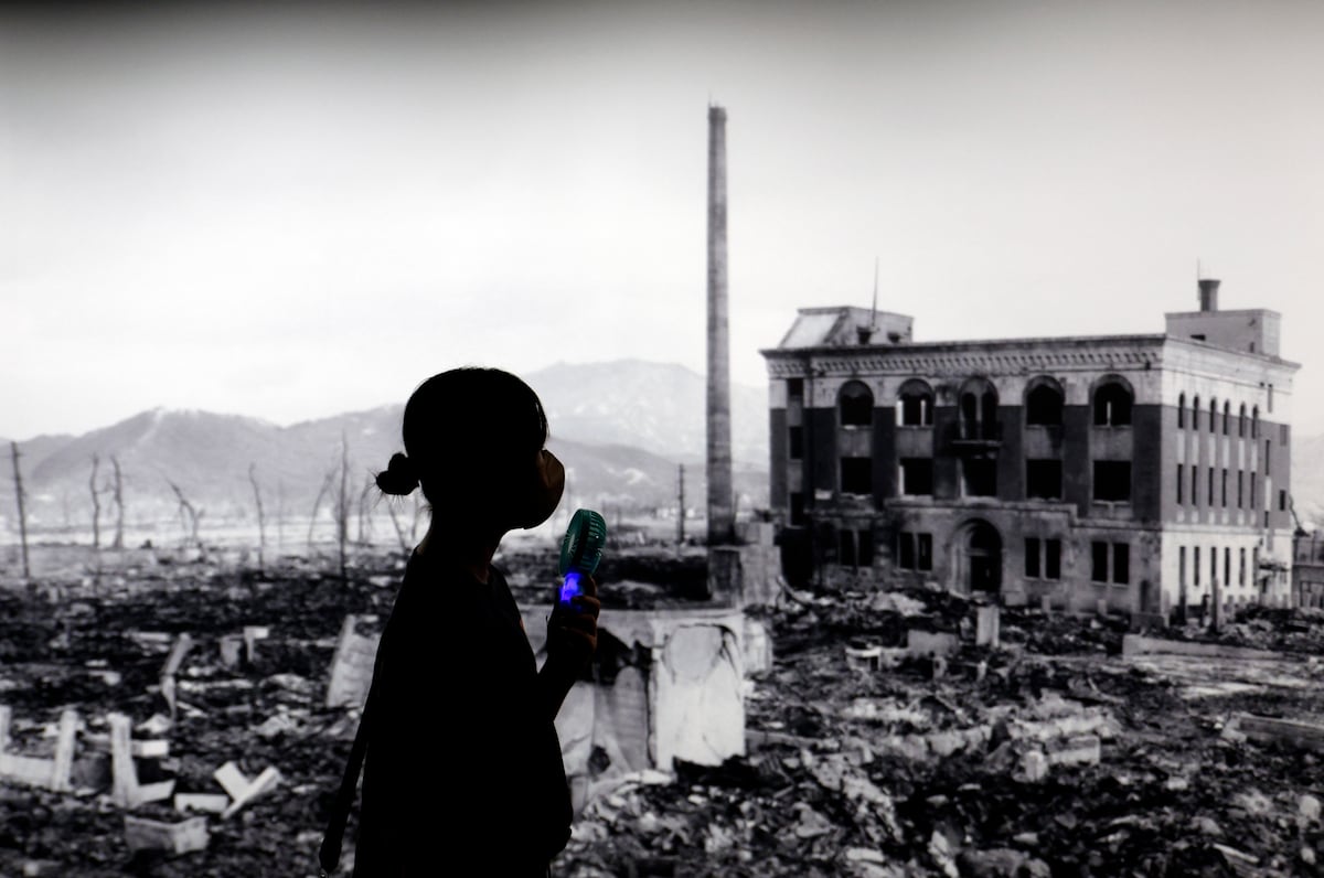 Um visitante passa por uma enorme imagem de Hiroshima devastada pelo primeiro bombardeio atômico do mundo no Museu Memorial da Paz de Hiroshima, 5 de agosto. (Foto: FRANCK ROBICHON/EFE)