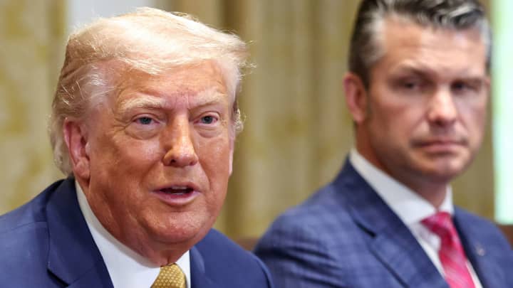 O presidente dos EUA, Donald Trump, fala ao lado do secretário de Defesa Pete Hegseth durante uma reunião do gabinete na Casa Branca em Washington, D.C., EUA, em 8 de julho de 2025. (Foto: Kevin Lamarque | Reuters)